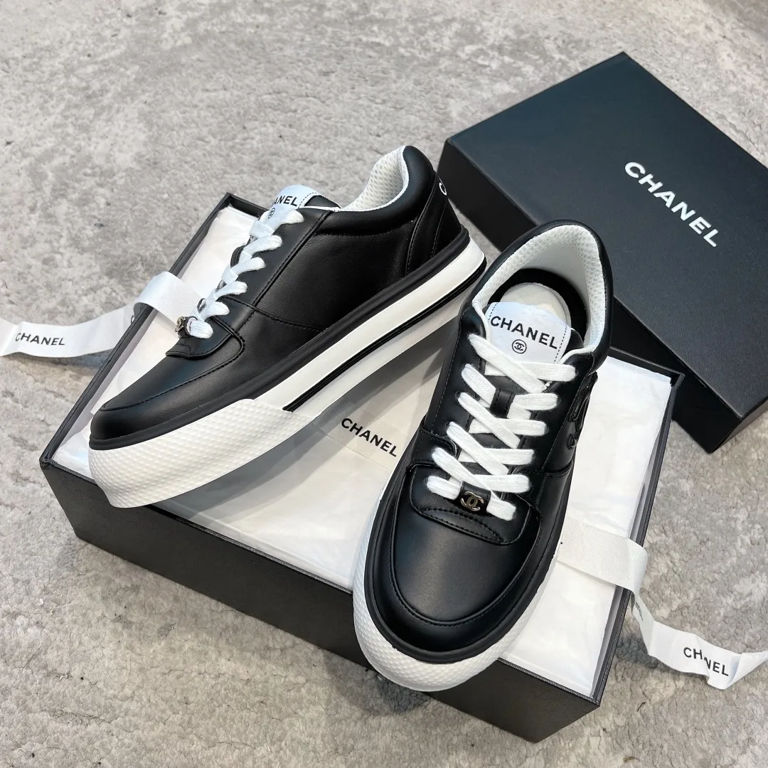 👟👟Ex-factory price 520👟👟 Chanel 23b new panda shoes C's new casual white shoes sneakers There is a reason why these shoes are so popular 🔥 They are so comfortable. They are a shoe that coexists with comfort, beauty and versatility. You can easily walk ten thousand or twenty thousand steps without any pressure. The original development last shape is delicate and stylish, and you are not afraid of wide feet. It will not make your feet fat, and it looks good and comfortable on your feet! It feels very light on the feet! Comfortable and breathable! Super whitening‼ ️It’s really a perfect match. Upper: first-layer cowhide/➕sheepskin lining. Exclusive 1:1 original customization [different from market currency‼ ️】The foot pads are made of imported mixed sheepskin, which is breathable and comfortable! ✔ T👟👟Ex-factory price U outsole exclusive original development private model! Differentiating the market rubber outsole‼ ️✔ Size: 35-39 (40 orders cannot be returned or exchanged)